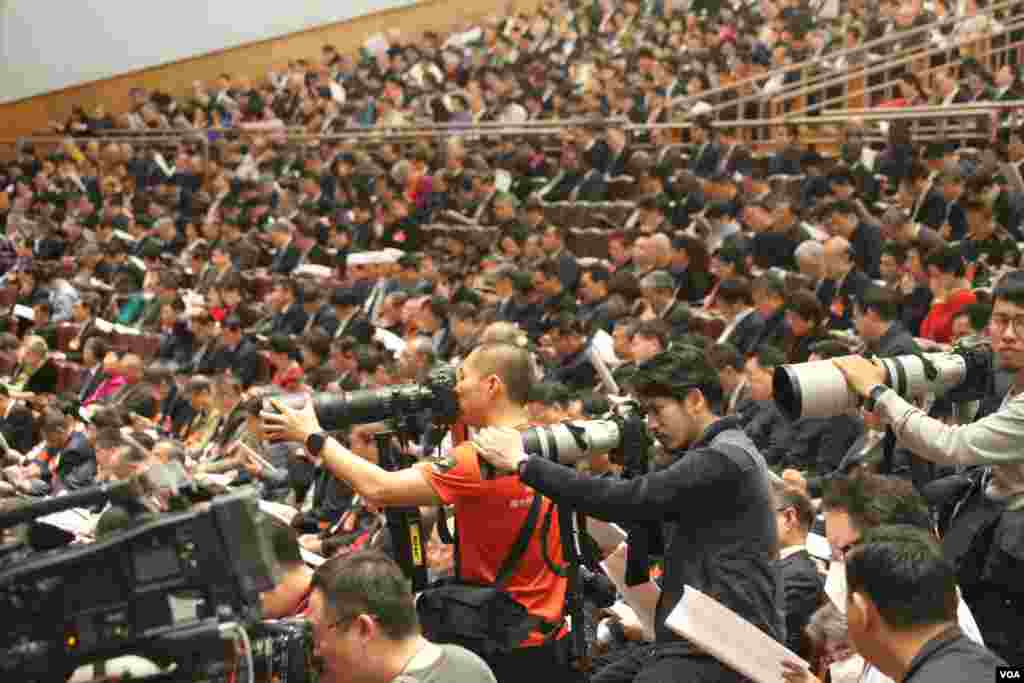人民大会堂二楼采访两会的摄影记者(美国之音叶兵,艾伦拍摄)