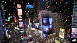 2018年1月1日，在纽约的马奎斯万豪酒店俯瞰时报广场举行的新年庆祝活动，午夜0点钟声响起，2018年到来，五彩纸屑在空中飞舞，落入人群。