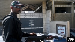 2024年11月5日,巴基斯坦警察在卡拉奇一家据称有两名中国公民遭枪击的工厂外站岗。