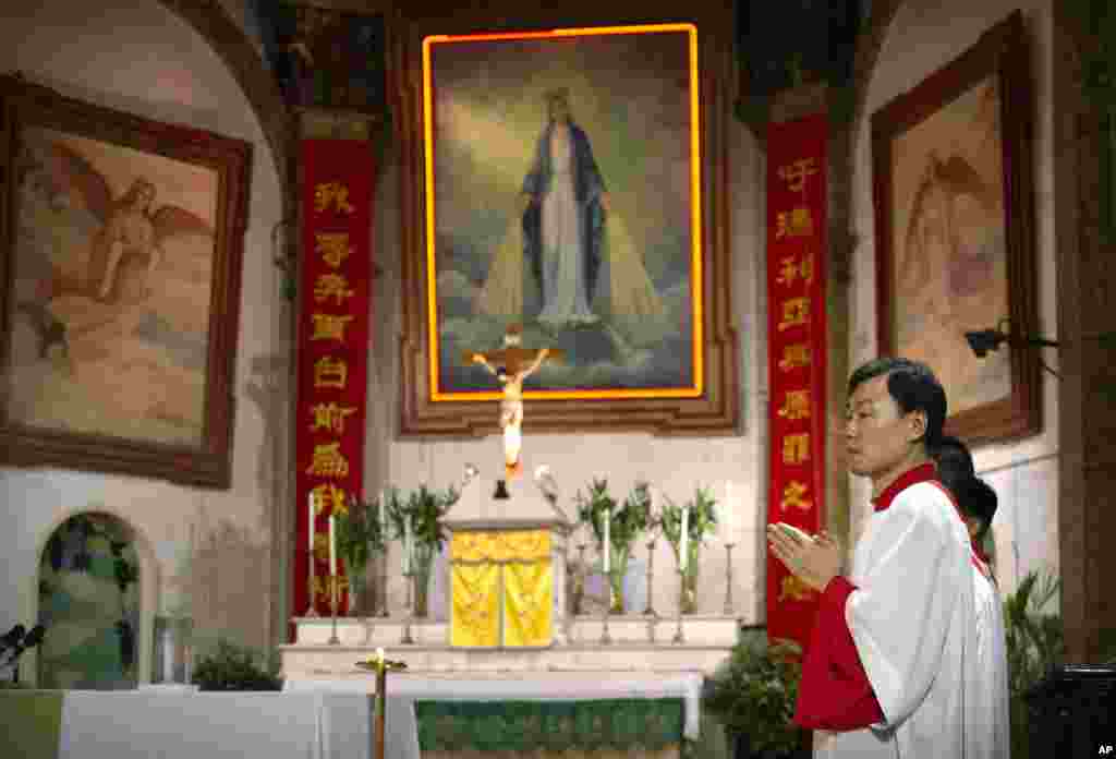 北京天主教徒在政府认可的圣母无原罪主教座堂参加弥撒(2018年9月22号)。梵中主教任命协议引发了巨大争议。支持者认为协议可以促进中国天主教群体的弥合,保护此前被迫害的地下教会。批评者认为梵蒂冈出卖了天主教徒的利益。中国在过去几年加强了对宗教组织的控制。从2014年开始,有数百座基督教和天主教的教堂被政府拆除,教众受到传唤或驱逐。