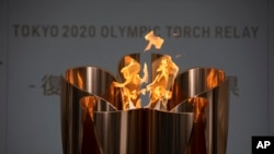 Ngọn đuốc Olympic Tokyo tại một buổi lễ cử hành tại tp. Fukushima, Nhật Bản, thứ Ba 24/3/2020,
(AP Photo/Jae C. Hong)