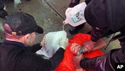 反酷刑示威者模拟对囚犯实施水刑的场景。(资料照)