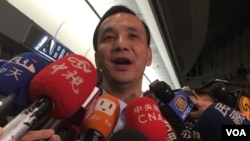 朱立伦在欢迎晚宴后接受记者采访(资料照片)