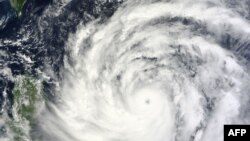 Ảnh của NASA chụp từ vệ tinh Terra cho thấy bão Usagi đến gần Philippines và Đài Loan, 19/9/13