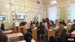 俄罗斯托木斯克大学孔子学院举行的一场有关中国问题的讨论会,2013年11月。(美国之音白桦拍摄)