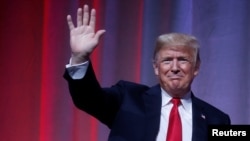 美国总统川普抵达俄亥俄州共和党晚宴会场准备发表讲话。(2018年8月24日)