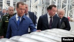 俄罗斯国家安全委员会副主席梅德韦杰夫在图拉州的一家军工厂视察。资料照 (2023年)