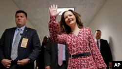 被川普总统提名为中情局局长的吉娜·哈斯佩尔在国会山与民主党籍参议员乔·曼钦会面。(2018年5月7日)