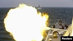 Tàu của hải quân Trung Quốc nã pháo trong một cuộc tập trận chung năm 2014.