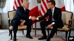 Tổng thống Mỹ và Pháp trong cuộc gặp ở Brussels hôm 25/5.