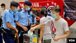 香港警方搜查支联会一个摊位(美国之音汤惠芸2021年5月)