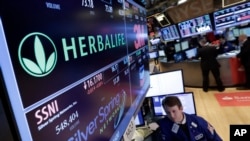 纽约证券交易所的康宝莱标志。