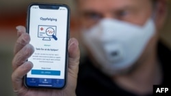 2020年4月17日一男子手持智能手机显示追踪应用程序