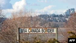 2025年3月5日,在华盛顿州布莱恩的和平拱门过境点,树立着美国和加拿大边境的标志。