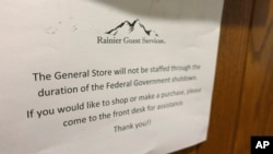 华盛顿州雷尼尔山国家公园朗迈尔公园酒店的招牌上写着,由于美国政府部分关闭,该酒店的综合商店将暂停营业。(2018年12月22日)