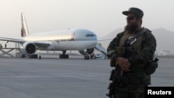 塔利班士兵在阿富汗喀布尔国际机场站岗(2021年9月10日)