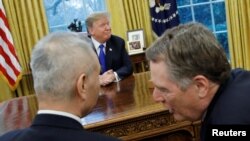 中国副总理刘鹤(左)与美国贸易代表莱特希泽(右)在白宫椭圆形办公室与美国总统特朗普会面。(2019年2月22日)