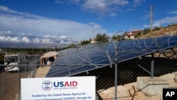 黎巴嫩与叙利亚边境城镇迈季代勒安贾尔,可以看到由美国国际开发署(USAID) 资助的太阳能电池板系统。(美联社:2022年11月9日)