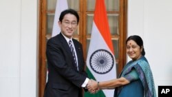 Ngoại trưởng Nhật Bản Fumio Kishida bắt tay với Ngoại trưởng Ấn Độ Sushma Swaraj trước một cuộc họp ở New Delhi, Ấn Độ, 17/1/2015.