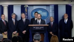 美国卫生与人力资源部部长阿扎尔等卫生官员,在白宫1月31日记者会上谈中国新冠病毒疫情爆发形势。