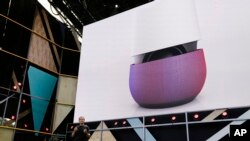 谷歌副总裁马里奥·奎罗兹(Mario Queiroz)2016年5月18日在美国加州Mountain View举行的谷歌I/O大会介绍谷歌家庭设备中的智能音箱产品。