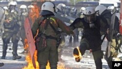 10月19号在希腊首都雅典,防暴警察处理抗议者投掷得一颗汽油炸弹