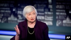 资料照片:耶伦(Janet Yellen)在华盛顿演播室接受美国福克斯电视新闻采访。(2019年8月14日)