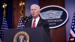 美国总统拜登在五角大楼发表讲话。(2021年2月10号)