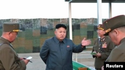 朝鲜领导人金正恩和军人谈话（2014年8月）