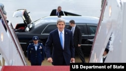 美国国务卿克里登机出访北非、欧洲和中东。(2013年11月2日)