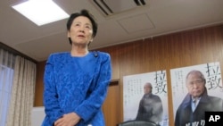 日本绑架问题担当大臣山谷惠里子在东京办公室对记者谈话。(2014年9月17日)