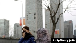 北京人看到了“APEC蓝”之后,雾霾在APEC峰会结束之际又无声地潜回京城。(2014年11月11日)