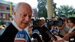 联合国叙利亚事务特使米斯图拉回答记者问题(资料图)