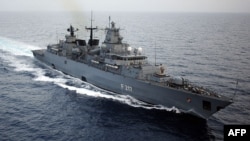 资料照片:德国“拜仁”号护卫舰在黎巴嫩沿海行驶(2008年2月29日)