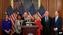 美国会众议院司法委员会主席纳德勒宣布对特朗普总统提出正式指控,左一为众议院议长佩洛西。 (2019年12月10日)