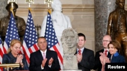 捷克内政部长哈玛谢克(左三)和捷克前总统哈维尔遗孀达格玛·哈维尔(左一)2014年11月19日在美国华盛顿参加哈维尔塑像落成仪式。