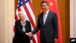 中国国务院副总理何立峰会晤到访的美国财政部长耶伦。