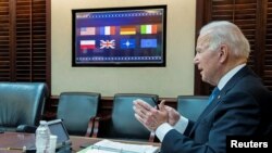 2022年1月24日,美国总统拜登在白宫与欧洲领导人讨论俄罗斯和乌克兰局势。(照片由白宫提供给路透社)。