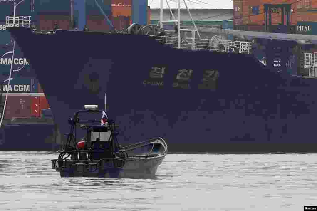 Tàu mang cờ Bắc Triều Tiên Chong Chon Gang tại cảng Manzanillo ở Colon, Panama.