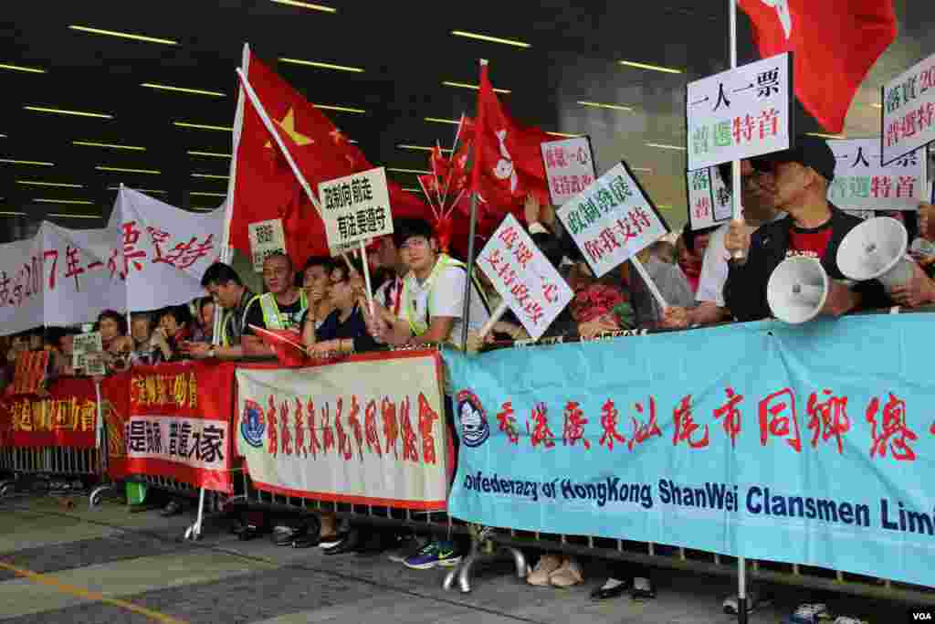 港府公布政改方案对立团体立法会外冲突 （美国之音海彦拍摄 ） 