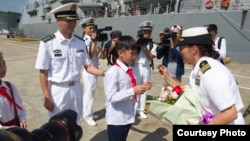 美军斯泰雷特号导弹驱逐舰2017年6月12日抵达中国湛江港时女舰长接过鲜花(美国海军照片)
