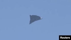 社交媒体视频显示,一架未曾见过的中国军用飞机在四川成都上空飞行,引发“第六代战机”的猜测。