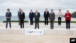七国集团领导人在英国康沃尔出席峰会时合影。(2021年6月11日)