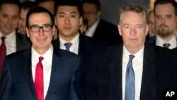 美国财政部长姆努钦(左)和贸易代表莱特希泽(右)2019年2月15日在北京离开酒店前往贸易谈判会场。