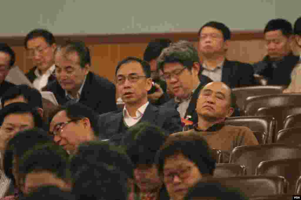 2017年3月12日,人大全体会议上,一名睡觉的列席政协委员(美国之音叶兵,艾伦 拍摄)