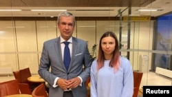 Nhân vật đối lập Belarus Pavel Latushka gặp vận động viên Krystsina Tsimanouskaya tại Warsaw, Ba Lan, 4/8/2021.