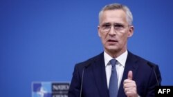 2024年4月3日,北约秘书长斯托尔滕贝格在布鲁塞尔北约总部举行的北约外长会议期间举行新闻发布会。(法新社照片)