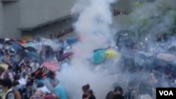 香港警方9月28日向金钟示威者发射催泪弹(美国之音图片/海彦拍摄)