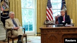 (资料照) 2020年7月20日,参议院多数党领袖麦康奈尔在白宫椭圆形办公室与特朗普总统在一起。