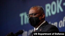 美国防部长在首尔举行的韩国国防老兵协会发表讲话。(2021年12月1日)